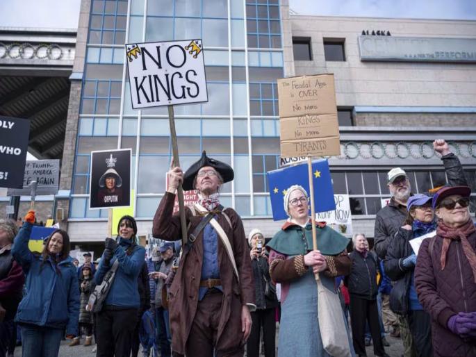 'There is no king here..'; People in 50 states took to the streets against Donald Trump | ‘इथे कुणी राजा नाही..'; ५० राज्यांतील जनता ट्रम्प यांच्याविरोधात रस्त्यांवर उतरली