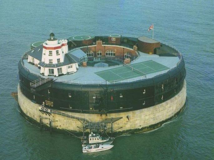 No man land fort has converted in new luxury hotel in England | १८व्या शतकात २ कोटी रूपयांना तयार केलेला हा किल्ला आज आहे लक्झरी हॉटेल No man land fort has converted in new luxury hotel in England | १८व्या शतकात २ कोटी रूपयांना तयार केलेला हा किल्ला आज आहे लक्झरी हॉटेल