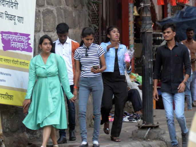 many people not use a mask in pune city | 'ओठांवरची लिपस्टीकच जाते, तर कुणाला घामच येतो' पुणेकरांची मास्क न घालण्याची कारणे many people not use a mask in pune city | 'ओठांवरची लिपस्टीकच जाते, तर कुणाला घामच येतो' पुणेकरांची मास्क न घालण्याची कारणे