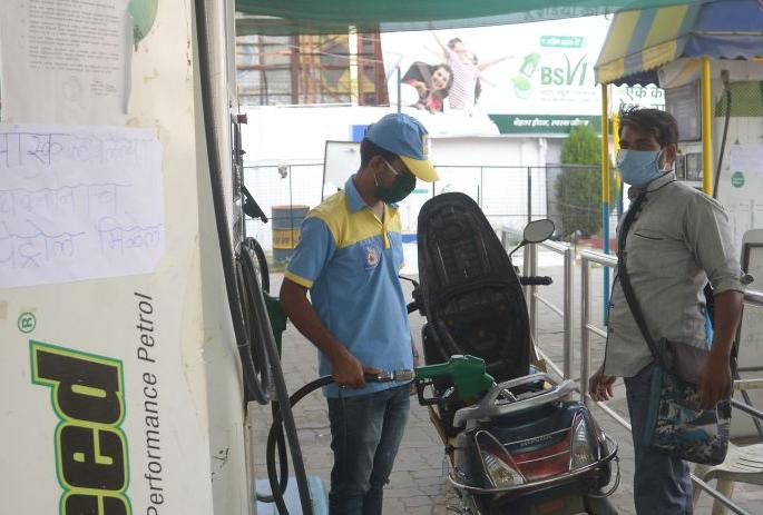 No mask, no petrol! Campaign for petrol pump operators in Nagpur | नो मास्क, नो पेट्रोल ! नागपुरातील पेट्रोल पंप चालकांची मोहीम