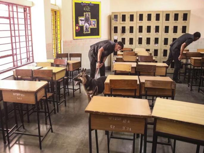No need to panic says Home Ministry on bomb threats in more than 60 schools in Delh NCR | दिल्लीतल्या ६० शाळा बॉम्बने उडवून देण्याची धमकी; गृहमंत्रालयाने दिली महत्त्वाची सूचना No need to panic says Home Ministry on bomb threats in more than 60 schools in Delh NCR | दिल्लीतल्या ६० शाळा बॉम्बने उडवून देण्याची धमकी; गृहमंत्रालयाने दिली महत्त्वाची सूचना