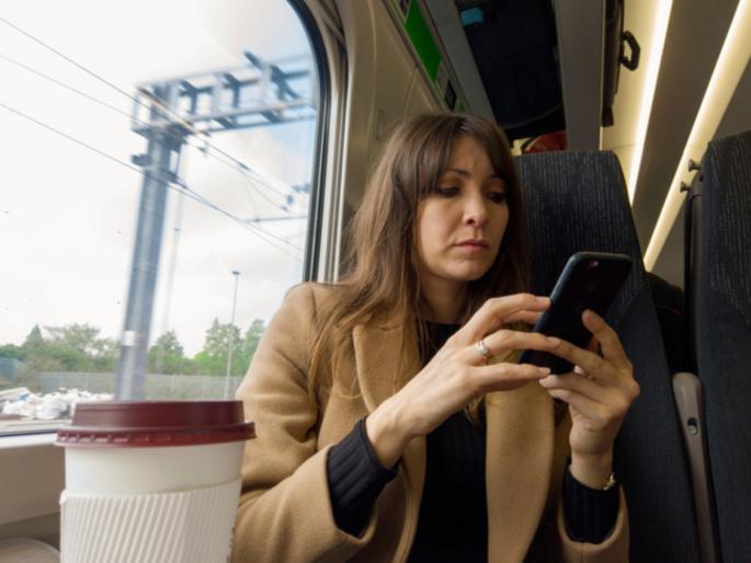 Why does the network go down while traveling in a train? Why does the internet become slow? Know the solution to this problem | ट्रेनमध्ये प्रवास करताना नेटवर्क का जाते? इंटरनेट का होते स्लो? जाणून घ्या 'या' समस्येवरचा उपाय