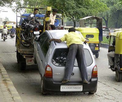 Do the right to seize vehicles on no parking places ? | अवैधरीत्या पार्क केलेली वाहने जप्त करण्याचे अधिकार आहेत का? Do the right to seize vehicles on no parking places ? | अवैधरीत्या पार्क केलेली वाहने जप्त करण्याचे अधिकार आहेत का?