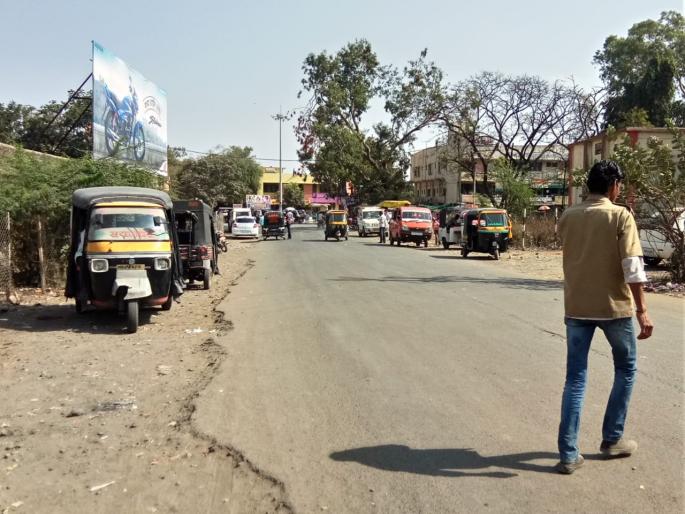 Vehicle Parking in 'No Parking' in bus station area | बसस्थानक परिसरात ‘नो पार्किंग’मध्येच वाहन पार्किंग Vehicle Parking in 'No Parking' in bus station area | बसस्थानक परिसरात ‘नो पार्किंग’मध्येच वाहन पार्किंग