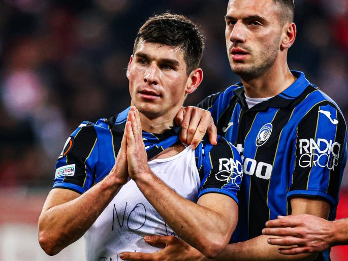 Russia Ukraine War Emotional Video from Football Match Ruslan Malinovskyi celebrates two goals with anti war vest jersey celebration viral | Russia Ukraine War, Emotional Moment : प्लीज, युद्ध थांबवा...; फुटबॉलच्या चालू सामन्यात खेळाडूची हात जोडून भावनिक विनंती (Viral Video) Russia Ukraine War Emotional Video from Football Match Ruslan Malinovskyi celebrates two goals with anti war vest jersey celebration viral | Russia Ukraine War, Emotional Moment : प्लीज, युद्ध थांबवा...; फुटबॉलच्या चालू सामन्यात खेळाडूची हात जोडून भावनिक विनंती (Viral Video)