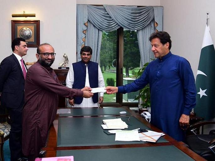 Pakistan PM imran khan is in danger of corona sna | इम्रान खान यांच्यावर कोरोनाचे संकट; एक कोटी रुपयांचा चेक देणारी व्यक्ती कोरोना पॉझिटिव्ह
