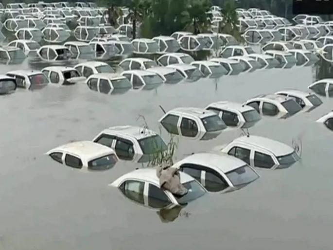 noida flood many vehicles got stuck in flood due to increase in the water level of hindon river | पुराच्या पाण्यात शेकडो गाड्या बुडाल्या, नोएडामधील 'हे' दृश्य पाहून तुम्हाला बसेल धक्का; पाहा, व्हिडिओ...  noida flood many vehicles got stuck in flood due to increase in the water level of hindon river | पुराच्या पाण्यात शेकडो गाड्या बुडाल्या, नोएडामधील 'हे' दृश्य पाहून तुम्हाला बसेल धक्का; पाहा, व्हिडिओ...