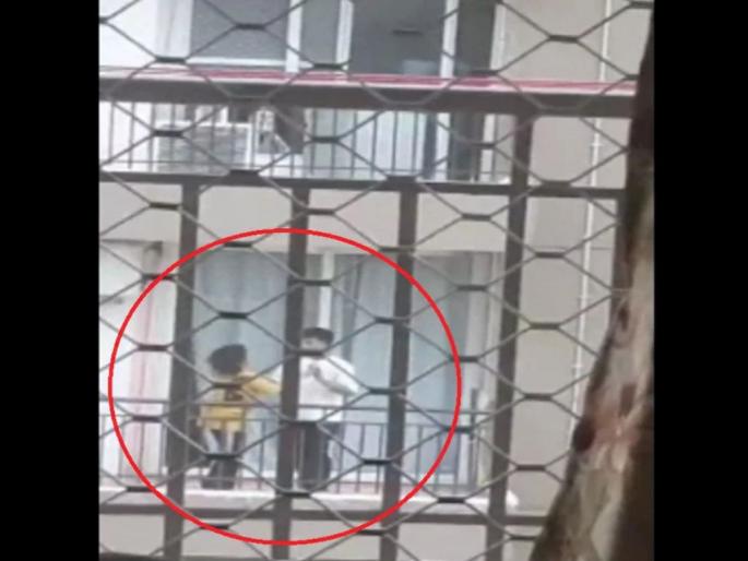 girlfriend beaten by boyfriend amrapali golf homes society greater noida west video viral | Video - क्रूरतेचा कळस! 'ती' जीव वाचवण्यासाठी हाता-पाया पडली पण 'तो' अमानुषपणे मारत राहिला