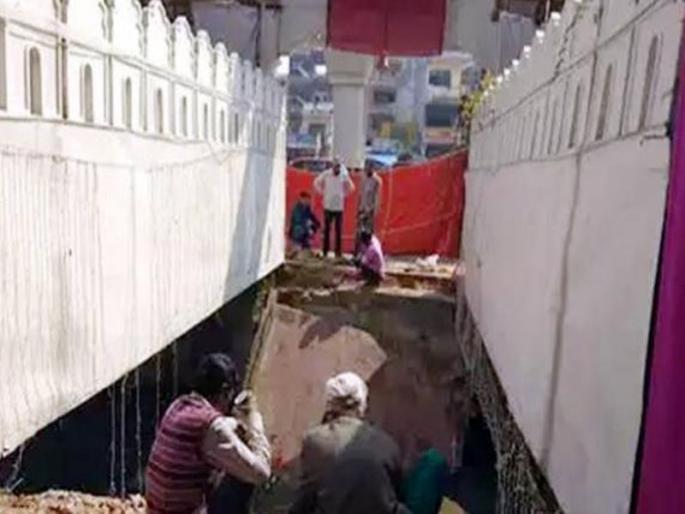 bridge collapsed during marriage in NOIDA | नाचता नाचता पुल कोसळले, नवऱ्यासह वराती गटारात पडले bridge collapsed during marriage in NOIDA | नाचता नाचता पुल कोसळले, नवऱ्यासह वराती गटारात पडले