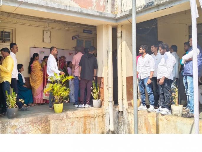 Crowds thronged the area to file applications on the last day, slogans from activists filled the area | शेवटच्या दिवशी अर्ज दाखल करण्यासाठी तोबा गर्दी; दुसरीकडे बंडखोरांच्या मनधरणीची कसरत! Crowds thronged the area to file applications on the last day, slogans from activists filled the area | शेवटच्या दिवशी अर्ज दाखल करण्यासाठी तोबा गर्दी; दुसरीकडे बंडखोरांच्या मनधरणीची कसरत!
