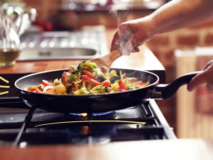 nonstick pan making you sick teflon flu causes symptoms and ways to protect yourself | नॉन स्टिकमध्ये बनवलेलं जेवण ठरतंय घातक; Teflon flu चा मोठा धोका, 'ही' आहेत लक्षणं nonstick pan making you sick teflon flu causes symptoms and ways to protect yourself | नॉन स्टिकमध्ये बनवलेलं जेवण ठरतंय घातक; Teflon flu चा मोठा धोका, 'ही' आहेत लक्षणं