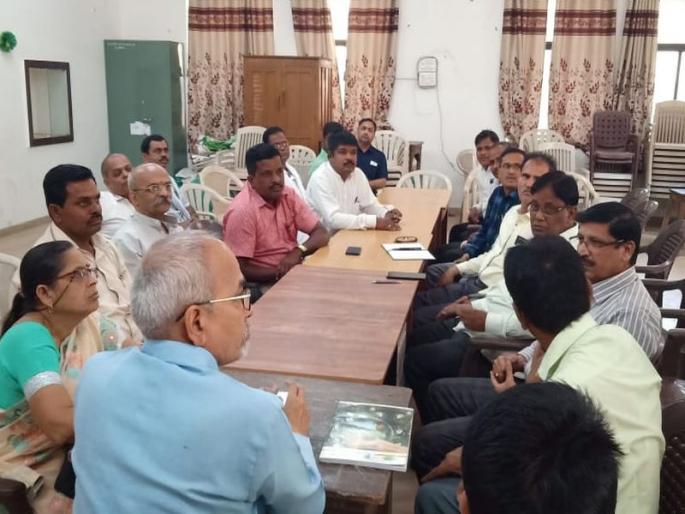 Dispute among teachers in the pay commission issue | वेतन आयोगातील त्रूटींविषयी शिक्षकेत्तरांमध्ये नाराजी Dispute among teachers in the pay commission issue | वेतन आयोगातील त्रूटींविषयी शिक्षकेत्तरांमध्ये नाराजी