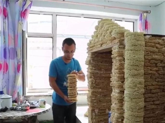 China man builds childrens playhouse with 2000 packets of noodles | नूडल्सच्या दोन हजार पॅकेट्सपासून तयार केलं त्याने छोटसं घर! China man builds childrens playhouse with 2000 packets of noodles | नूडल्सच्या दोन हजार पॅकेट्सपासून तयार केलं त्याने छोटसं घर!