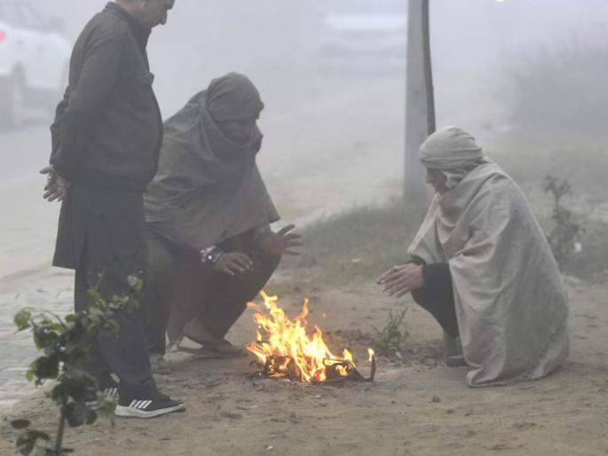 North India reels under cold weather, fog in more than a dozen states; 25 trains run late | उत्तर भारत थंडीने हैराण, डझनहून अधिक राज्यांत धुके; २५ रेल्वे उशिराने धावल्या North India reels under cold weather, fog in more than a dozen states; 25 trains run late | उत्तर भारत थंडीने हैराण, डझनहून अधिक राज्यांत धुके; २५ रेल्वे उशिराने धावल्या