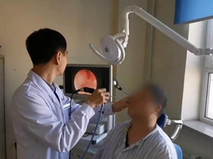 Man complaining of a stuffy nose had a tooth in his nose | बाबो! 'या' व्यक्तीच्या नाकात आला दात, एक्स-रे पाहून डॉक्टरही झाले हैराण!