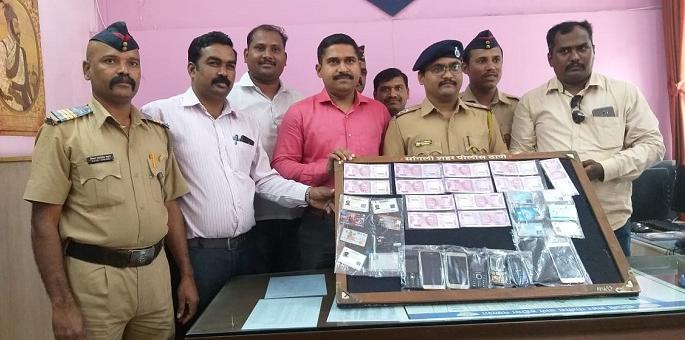 Five crore fake currency notes in the state, | राज्यभरात पाच कोटीच्या बनावट नोटा चलनात, टोळीची कबूली, नवी मुंबईतून दोघांना अटक Five crore fake currency notes in the state, | राज्यभरात पाच कोटीच्या बनावट नोटा चलनात, टोळीची कबूली, नवी मुंबईतून दोघांना अटक