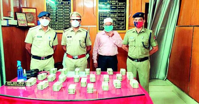 The person who got off the GT Express found Rs 60 lakh | जीटी एक्स्प्रेसमधून उतरलेल्या व्यक्तीकडे आढळले ६० लाख