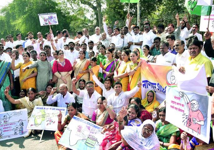 Congress aggressive on demonetization in Nagpur | नागपुरात नोटाबंदीवर काँग्रेस आक्रमक Congress aggressive on demonetization in Nagpur | नागपुरात नोटाबंदीवर काँग्रेस आक्रमक