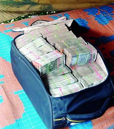 Seventy lakhs seized from the car in the Butibori on Nagpur-Chandrapur highway | नागपूर-चंद्रपूर महामार्गावरील बुटीबोरीत कारमधून ७० लाख जप्त
