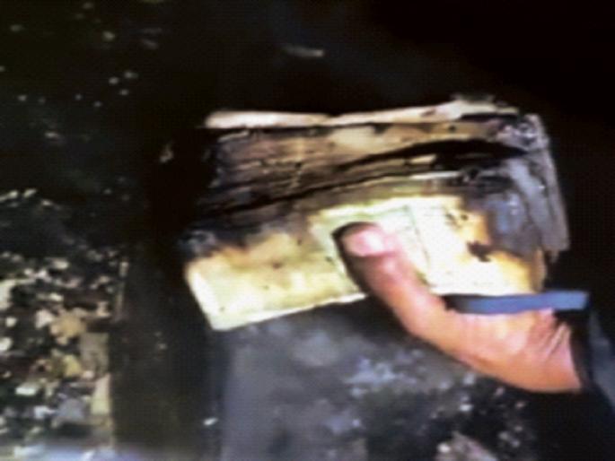 2 lakhs burnt by flaming rocket, house contents also gutted in fire in Mirraad | पेटत्या रॉकेटने दोन लाखांची राेकड जळाली, मीराराेडमध्ये आगीत घरातील सामानही जळून खाक 2 lakhs burnt by flaming rocket, house contents also gutted in fire in Mirraad | पेटत्या रॉकेटने दोन लाखांची राेकड जळाली, मीराराेडमध्ये आगीत घरातील सामानही जळून खाक