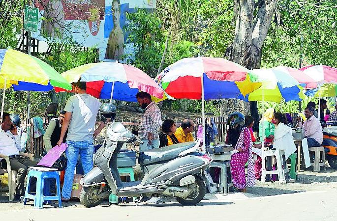 the number of roadside notaries has increased in nagpur | नोटरी मिळतात फूटपाथवर, प्रतिष्ठाच टांगली वेशीवर!