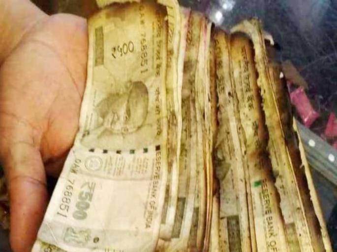 Bengaluru thieves try to cut canara bank atm with a gas cutter but 19 lakh rupees burnt to ashes | गॅस कटरने ATM मधून पैसे लंपास करणार होते चोर, पण एका चुकीने १९ लाख रूपये जळून झाले राख Bengaluru thieves try to cut canara bank atm with a gas cutter but 19 lakh rupees burnt to ashes | गॅस कटरने ATM मधून पैसे लंपास करणार होते चोर, पण एका चुकीने १९ लाख रूपये जळून झाले राख