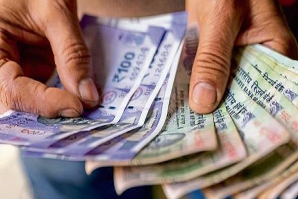 Corona also blew the color of the notes says rbi | कोरोनाने उडवला नोटांचाही रंग; सॅनिटायझर व इस्त्रीचा वापर केल्याचा परिणाम Corona also blew the color of the notes says rbi | कोरोनाने उडवला नोटांचाही रंग; सॅनिटायझर व इस्त्रीचा वापर केल्याचा परिणाम