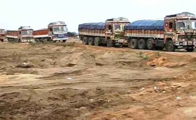 Notice to illegal sand transport truck drivers | रेतीची अवैध वाहतूक करणाऱ्या ट्रकचालकांना नोटीस Notice to illegal sand transport truck drivers | रेतीची अवैध वाहतूक करणाऱ्या ट्रकचालकांना नोटीस
