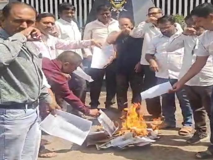 Burning of land acquisition notice for Shaktipeeth Highway, protests by Action Committee in Sangli | शक्तिपीठ महामार्गाच्या भूसंपादन नोटीसचे दहन, सांगलीत निदर्शने; ..तर हातात बंदुका घेण्याचा शेतकऱ्यांनी दिला इशारा Burning of land acquisition notice for Shaktipeeth Highway, protests by Action Committee in Sangli | शक्तिपीठ महामार्गाच्या भूसंपादन नोटीसचे दहन, सांगलीत निदर्शने; ..तर हातात बंदुका घेण्याचा शेतकऱ्यांनी दिला इशारा