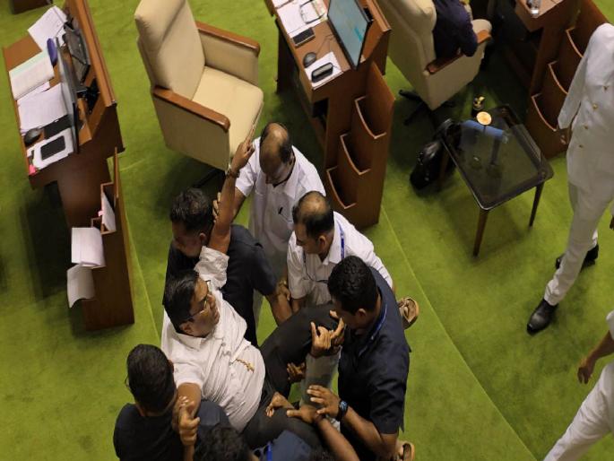 Controverasy in the auditorium over Section 39 A of the town planning act in goa | नगरनियोजन कायदा कलम ३९ अ वरुन सभागृहात गदरोळ Controverasy in the auditorium over Section 39 A of the town planning act in goa | नगरनियोजन कायदा कलम ३९ अ वरुन सभागृहात गदरोळ