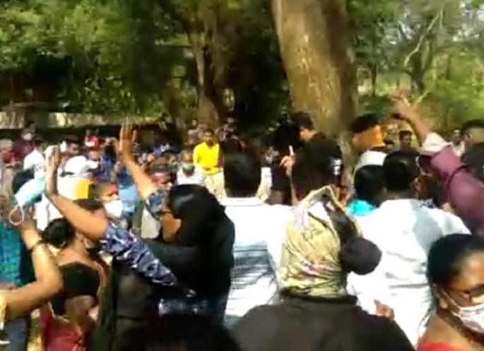 Police arrest 25 workers in protest of NRC colony in kalyan | एनआरसी वसाहतीच्या पाडकामास विरोध, २५ कामगारांना पोलिसांनी घेतले ताब्यात Police arrest 25 workers in protest of NRC colony in kalyan | एनआरसी वसाहतीच्या पाडकामास विरोध, २५ कामगारांना पोलिसांनी घेतले ताब्यात