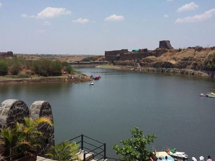 The boat crossed the river near Osmanabad, killing three school children | उस्मानाबादेत किल्ल्याजवळील नदीत बोट उलटली, तीन शाळकरी मुलांचा मृत्यू  The boat crossed the river near Osmanabad, killing three school children | उस्मानाबादेत किल्ल्याजवळील नदीत बोट उलटली, तीन शाळकरी मुलांचा मृत्यू