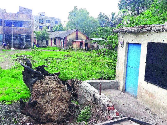 Students in Nerala village are getting education in dormitories | नेरळ गावातील विद्यार्थी दाटीवाटीत घेताहेत शिक्षण Students in Nerala village are getting education in dormitories | नेरळ गावातील विद्यार्थी दाटीवाटीत घेताहेत शिक्षण