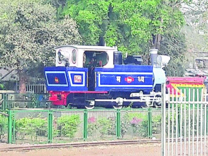 Mintrain engine new in Naval station | नेरळ स्थानकात मिनीट्रेनच्या इंजिनाला नवा साज Mintrain engine new in Naval station | नेरळ स्थानकात मिनीट्रेनच्या इंजिनाला नवा साज
