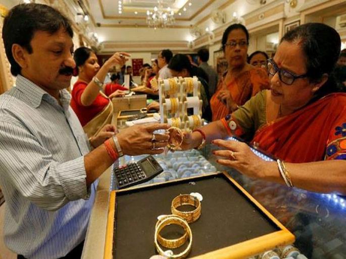 400 crore Diwali on Dussehra in Nagpur; Huge crowd in auto, electronics, property markets | नागपुरात दसऱ्याला ४०० कोटींची दिवाळी; सराफा, ऑटो, इलेक्ट्रॉनिक्स, प्रॉपर्टी बाजारात प्रचंड गर्दी 400 crore Diwali on Dussehra in Nagpur; Huge crowd in auto, electronics, property markets | नागपुरात दसऱ्याला ४०० कोटींची दिवाळी; सराफा, ऑटो, इलेक्ट्रॉनिक्स, प्रॉपर्टी बाजारात प्रचंड गर्दी