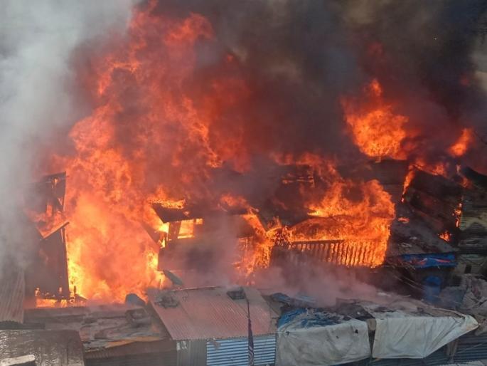 100 to 150 people were burnt in the fire and the residents became homeless in the lockdown in nashik MMG | भीषण आगीत १०० ते १५० घरे जळून खाक, लॉकडाऊनमध्येच रहिवाशी झाले बेघर