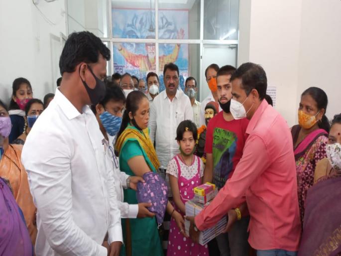 Rajesh More accepts custody of children who have lost their parents due to corona | कोरोनामुळे आई-वडील गमावलेल्या मुलांचे राजेश मोरेंनी स्विकारले पालकत्व Rajesh More accepts custody of children who have lost their parents due to corona | कोरोनामुळे आई-वडील गमावलेल्या मुलांचे राजेश मोरेंनी स्विकारले पालकत्व