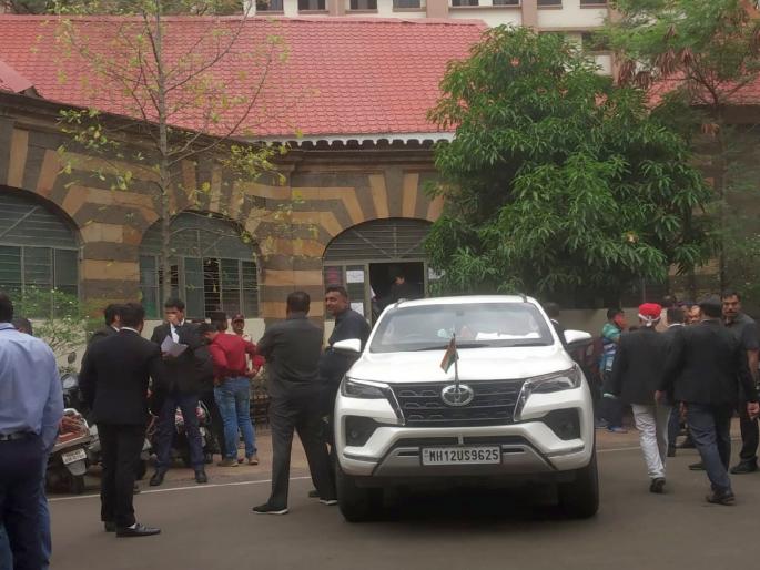 Deputy Chief Minister appears in court; Case of Objection to Election Affidavit | उपमुख्यमंत्री देवेंद्र फडणवीस न्यायालयात हजर; निवडणूक शपथपत्रावर आक्षेप प्रकरण Deputy Chief Minister appears in court; Case of Objection to Election Affidavit | उपमुख्यमंत्री देवेंद्र फडणवीस न्यायालयात हजर; निवडणूक शपथपत्रावर आक्षेप प्रकरण