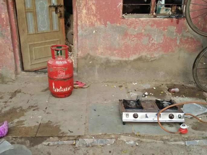 in nashik 4 members of the family injured after gas button remains on for whole night | रात्रभर गॅस शेगडीचं बटन सुरू राहिल्यानं सकाळी उडाला भडका; कुटुंबातील चौघे भाजले in nashik 4 members of the family injured after gas button remains on for whole night | रात्रभर गॅस शेगडीचं बटन सुरू राहिल्यानं सकाळी उडाला भडका; कुटुंबातील चौघे भाजले