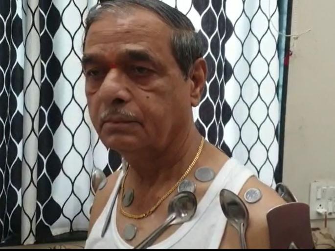 metal and steel products started sticking to the body of a senior citizen in nashik after he takes second dose of corona vaccine | VIDEO: अहो आश्चर्यम! लस घेतल्यानंतर नाशिकमधील ज्येष्ठ नागरिकाच्या अंगाला चिकटू लागल्या लोखंड अन् स्टीलच्या वस्तू metal and steel products started sticking to the body of a senior citizen in nashik after he takes second dose of corona vaccine | VIDEO: अहो आश्चर्यम! लस घेतल्यानंतर नाशिकमधील ज्येष्ठ नागरिकाच्या अंगाला चिकटू लागल्या लोखंड अन् स्टीलच्या वस्तू