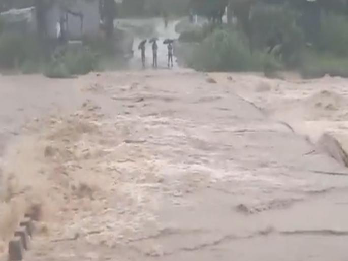 Flooding of rivers in Kalwan taluk; Contact with many villages and padas was lost | कळवण तालुक्यातील नद्यांना पूर; अनेक गावांचा, पाड्याचा संपर्क तुटला  Flooding of rivers in Kalwan taluk; Contact with many villages and padas was lost | कळवण तालुक्यातील नद्यांना पूर; अनेक गावांचा, पाड्याचा संपर्क तुटला