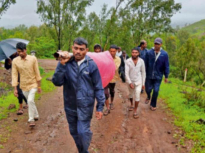 In the absence of a road, the body was carried home in a sack; Death of a woman in labor | रस्त्याअभावी मृतदेह झोळीतून नेला घरी; प्रसूतिवेदना सहन करणाऱ्या महिलेचा मृत्यू In the absence of a road, the body was carried home in a sack; Death of a woman in labor | रस्त्याअभावी मृतदेह झोळीतून नेला घरी; प्रसूतिवेदना सहन करणाऱ्या महिलेचा मृत्यू