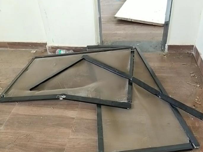 Vandalism of the railway station by unknown persons in Kada railway station as the train did not come even after the inauguration | उद्घाटनानंतरही रेल्वे न आल्याने कडा रेल्वे स्थानकात अज्ञातांकडून रेल्वे स्थानकात तोडफोड Vandalism of the railway station by unknown persons in Kada railway station as the train did not come even after the inauguration | उद्घाटनानंतरही रेल्वे न आल्याने कडा रेल्वे स्थानकात अज्ञातांकडून रेल्वे स्थानकात तोडफोड