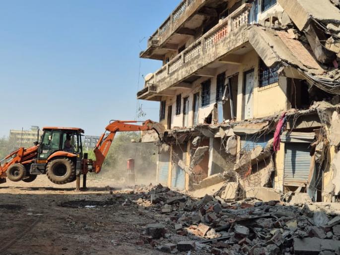bulldozer on 41 unauthorized buildings in nalasopara | नालासोपाऱ्यात अनधिकृत इमारतींवर बुलडोझर; मनपाची तोडक कारवाई bulldozer on 41 unauthorized buildings in nalasopara | नालासोपाऱ्यात अनधिकृत इमारतींवर बुलडोझर; मनपाची तोडक कारवाई