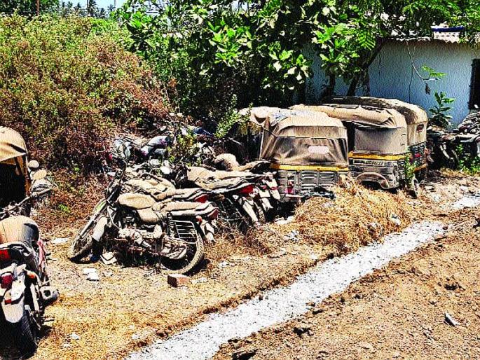 Nalasopara police station becomes godown of debris | नालासोपारा पोलीस ठाणे बनले भंगाराचे गोडाउन Nalasopara police station becomes godown of debris | नालासोपारा पोलीस ठाणे बनले भंगाराचे गोडाउन