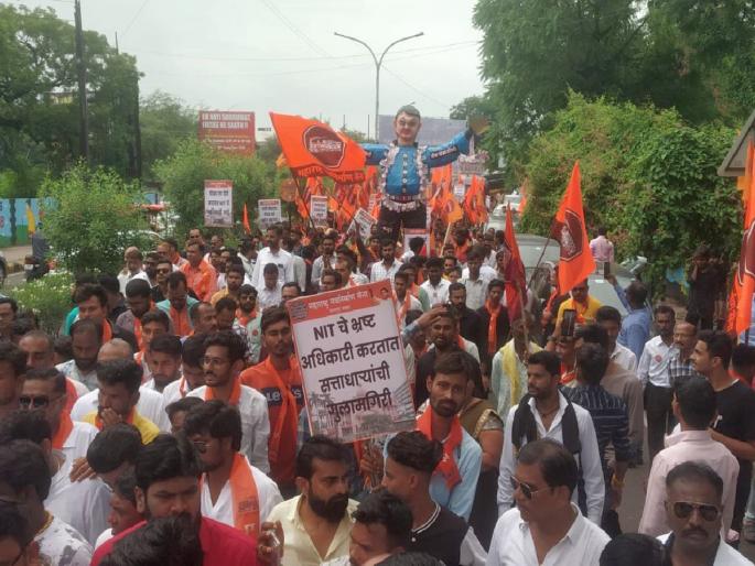 MNS marches on Nagpur Improvement Trust, erects symbolic statue of corrupt officials and takes out procession | नासूप्रच्या भ्रष्ट अधिकाऱ्यांचा मनसेने काढला बडग्या MNS marches on Nagpur Improvement Trust, erects symbolic statue of corrupt officials and takes out procession | नासूप्रच्या भ्रष्ट अधिकाऱ्यांचा मनसेने काढला बडग्या