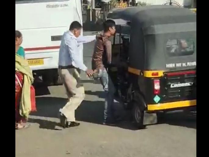 Video Viral: Beaten by a traffic police, know the truth | Video viral : ट्रॅफिक पोलिसाकडून रिक्षावाल्यास मारहाण, जाणून घ्या सत्य