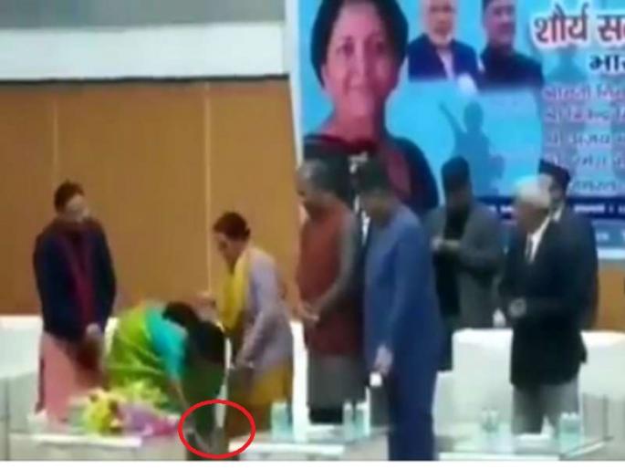 Video: Defense Minister Nirmala Sitaraman took the feet of martyr jawan's mother in deharadun | Video : संरक्षणमंत्री निर्मला सितारमण यांनी शहीद जवानाच्या आईचे पाय धरले अन्... Video: Defense Minister Nirmala Sitaraman took the feet of martyr jawan's mother in deharadun | Video : संरक्षणमंत्री निर्मला सितारमण यांनी शहीद जवानाच्या आईचे पाय धरले अन्...