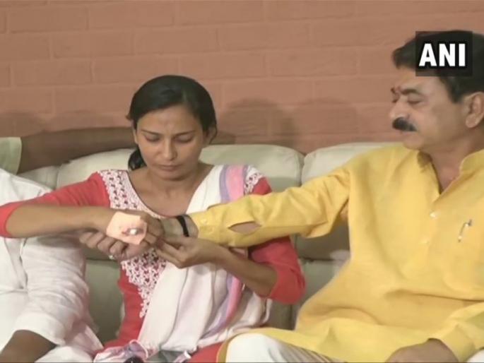 Already 'Alliance'; The BJP has stunned the MLA, he has built the NCP activist | अजबच 'युती'; भाजपा आमदाराचा मार खाऊन राष्ट्रवादीच्या कार्यकर्तीनं त्यालाच बांधली राखी Already 'Alliance'; The BJP has stunned the MLA, he has built the NCP activist | अजबच 'युती'; भाजपा आमदाराचा मार खाऊन राष्ट्रवादीच्या कार्यकर्तीनं त्यालाच बांधली राखी