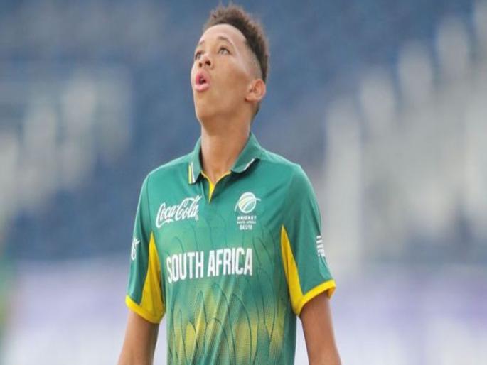 Makhaya Ntini's son fire on debut, Africa win | मखाया एंटिनीच्या मुलाची भेदक गोलंदाजी, आफ्रिकेला मिळवून दिला विजय